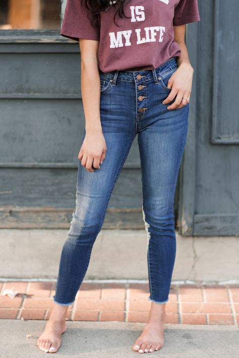 Tucked In Shirt Outfit, Ultra High Waisted Jeans, High Waisted Jeans Outfit, High Rise Blue Jeans, Jeans Ideas, Button Jeans, Street Outfits, Cropped Flare Jeans, High Waist Fashion