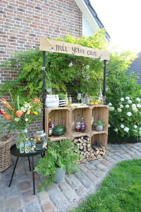 Werbung / DIY Bar aus Obstkisten. – so.leben.wir Diy Garden Landscaping, Garden Boxes Diy, Bar Exterior, Crate Diy, Fruit Crate, Decor Ikea, Floral Arrangements Diy, Diy Bar, Diy Garden Projects