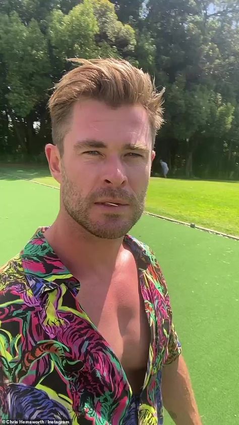 Chris Hemsworth Hair, Bryon Bay, Golf Range, Celebrity Selfies, Thor X Loki, Chris Hemsworth Thor, Celebrity Facts, Australian Actors, Ryan Reynolds