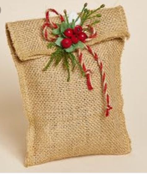 Burlap, Christmas gift bag Burlap Gift Bags, Burlap Projects, Diy Burlap, Gifts Wrapping Diy, Burlap Crafts, Burlap Christmas, Creative Gift Wrapping, Diy Gift Wrapping, Christmas Gift Bags