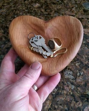 Diy Wood Valentines Gifts, Wood Hearts Diy, Woodworking Valentines Ideas, Wooden Heart Crafts, Wood Heart Diy, Wooden Hearts Crafts Ideas Valentines, Wood Heart Ring Holder, Wood Heart Crafts Valentines Day, Rustic Hearts Wood