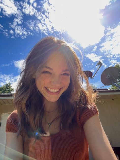 Selfie With Sky, Pretty Smile Aesthetic, Addi Core, Short Hair With Layers Mid Length, Spring 2024 Hair Trends, Smiling Selfie, Sky Selfie, Shortish Hair, Short Hair Summer