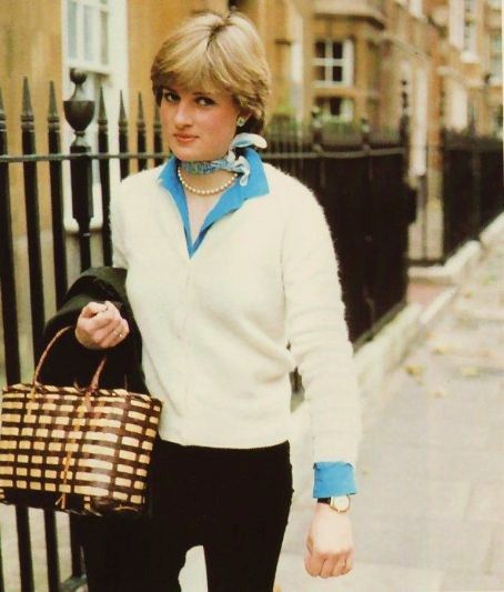 lady diana, shows that the classic/sloane ranger look- still works! Prins William, Spencer Family, Princess Diana Fashion, Prins Harry, Princess Diana Family, Princess Diana Photos, Princes Diana, Diana Fashion, Lady Diana Spencer