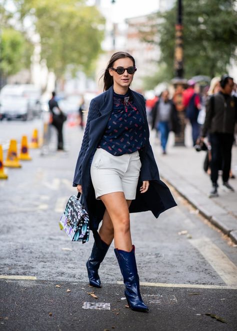 Cowboy boots and a duster will transform your basic shorts. Cowboy Booties Outfit, Texan Boots, Blue Cowboy Boots, Western Boots Outfit, Outfit Botas, Red Cowboy Boots, White Cowboy Boots, London Fashion Week Street Style, Black Cowboy Boots