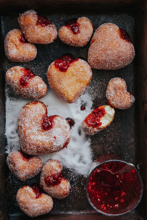 Valentines Baking, Valentine Desserts, Valentines Day Food, Valentines Food, Donut Recipes, Made In Heaven, Food Obsession, Cafe Food, Pretty Food