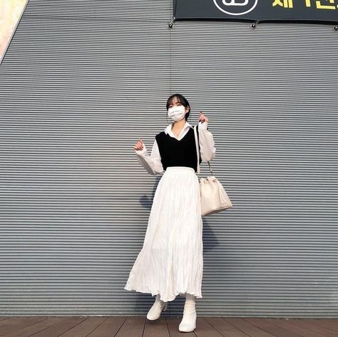 Acubi Outfits Aesthetic, Long Skirt Ideas, Rok Outfit, Skirt Ideas, Korean Outfit Street Styles, Long Skirt Outfits, Maxi Skirt Outfits, Korean Casual Outfits, Modest Fashion Outfits