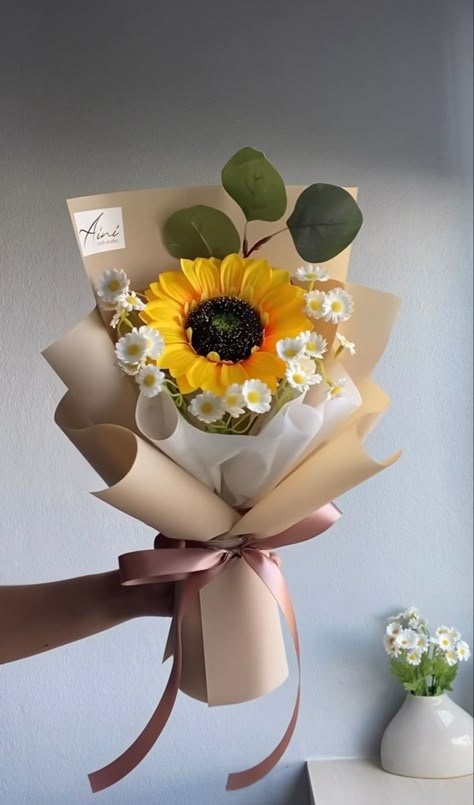 Graduation Flower Bouquet, Fairy Room, Graduation Flowers, Diy Crafts Love, Flower Business, Sunflower Gifts, Sunflower Bouquets, Flowers Bouquet Gift, Flower Therapy