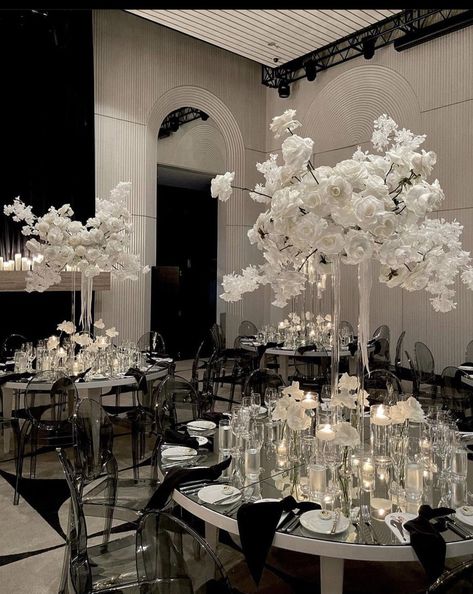 Grand Centerpieces Wedding, Black Linen White Flowers Wedding, White Winter Wedding Centerpieces, Black And White Wedding Florals, Monochrome Wedding Decor, Wedding Table Decor Blue, Black And White Wedding Theme Classy, Black Quinceanera Theme, Simple Flower Arrangements