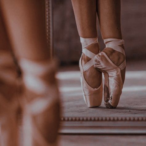 England School, Ballet Pictures, Ballet Aesthetic, Dance Dreams, Ballet Beauty, Ballet Inspiration, Dancing Aesthetic, Ballet Photography, En Pointe