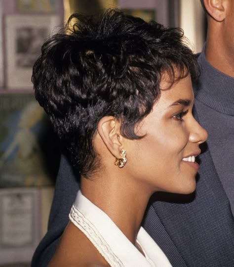 90s Short Hairstyles, African Hair History, Halle Berry Short Hair, Halle Berry Pixie, Halle Berry Hairstyles, Short Curly Pixie, Hairstyles For Black Hair, Twa Hairstyles, London Boy