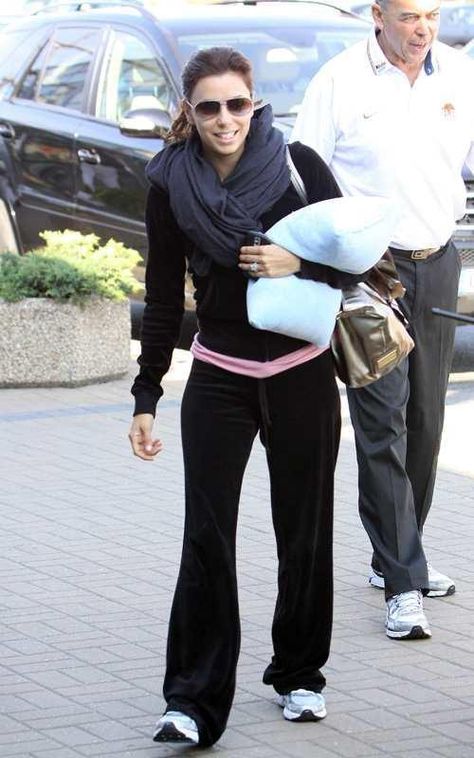 Who made Eva Longoria’s black velour tracksuit, sunglasses, and gold purse that she wore while leaving Poland? Purse – Valentino Petale Satchel Sunglasses – Christian Dior Christal Sunglasses Outfit – Juicy Couture Velour Tracksuit in Black Black Velour Pants Outfit, Velour Pants Outfit, Black Velour Tracksuit, Eva Longoria Style, Tony Parker, Juicy Couture Tracksuit, Vintage Juicy Couture, Gold Purse, Velour Tracksuit