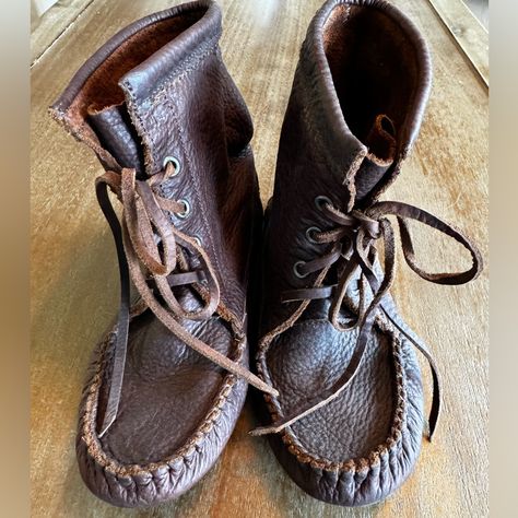 Authentic Rich Brown Leather Manitobah Mukluks Lace-Up Moccasins. Brand New Without Tags/Box. Moccasin Patterns, Diy Moccasins, Skin Craft, Manitobah Mukluks, Handmade Moccasins, Moccasin Pattern, Ugg Dakota, Moccasin Shoes, Driving Moccasins