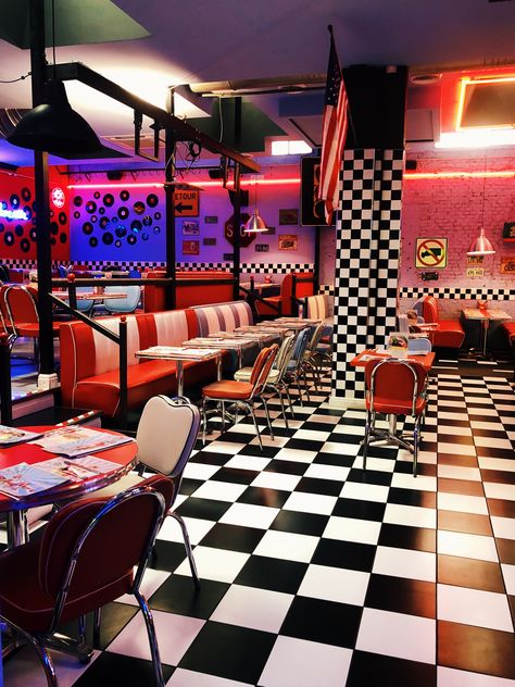 1950 Diner Decor, Fnaf Restaurant Background, American Bar Design, Retro Restaurant Aesthetic, 50’s Diner, 60s Restaurant, 1950's Diner, Diner Aesthetic, 50s Diner