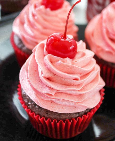 Cherry Cupcake with Cherry Coke Buttercream Cola Cupcakes, Coke Cupcakes, Chocolate Cherry Cupcakes, Cherry Recipes Dessert, Homemade Cupcake Recipes, Cake Mix Cupcakes, Cherry Cupcakes, Cherry Coke, Homemade Cupcakes