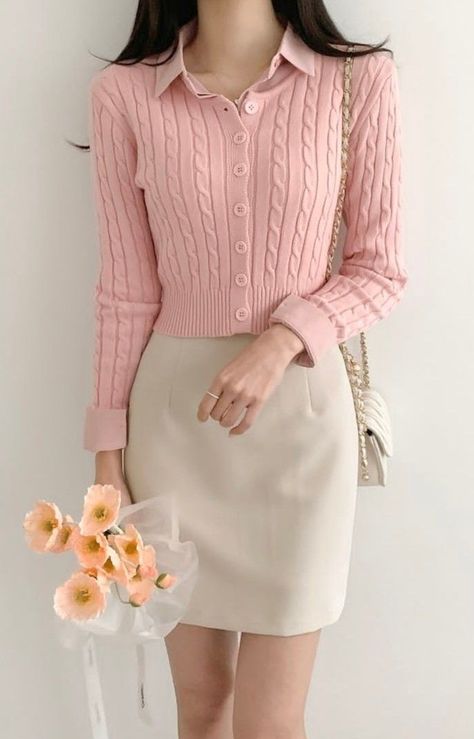 [Sponsored] 40 Most Saved Romantic Outfits For Women Winter Tricks You Never Thought Of This Autumn #romanticoutfitsforwomenwinter Girly Corporate Outfits, Feminine Corporate Outfit, Pink Professional Outfit, Coquette Office Outfit, Ultra Feminine Outfits, Romantic Outfits For Women, Soft Feminine Outfits, Trendy Outfit Ideas, Winter Fashion Outfits Casual