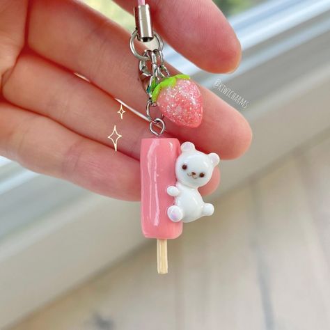 Pink Clay Crafts, Polymer Clay Kawaii Keychain, Fimo Clay Jewelry, Melona Ice Cream, Cute Polymer Clay Ideas, Cute Polymer Clay Charms, Cute Clay Charms, Ice Cream Keychain, Clay Ice Cream