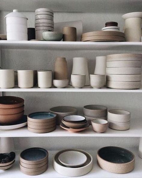 Bowls And Plates, Keramik Design, Ceramic Tableware, Handcrafted Ceramics, Decor Trends, Pottery Studio, Home Decor Trends, Pottery Ceramics, Ceramics Pottery