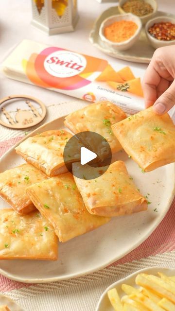 Chicken Packet Recipes, Samosa Sheets Recipe, Indian Chicken Starter Recipes, Onion Samosa Recipe, Samosa Filling Recipe, Chicken Samosa Recipe, Cream Onions, Chicken Samosa Recipes, Chicken Squares