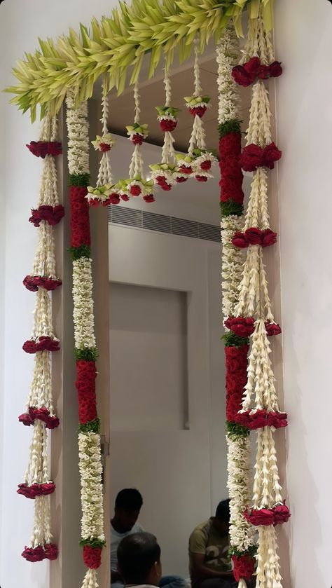 Flower Decorations For Home Indian Pooja, Door Flower Decoration Entrance, Leaf Decoration Ideas, Indian Floral Decor, Flower Garland Backdrop, Door Flower Decoration, Small Wedding Decor, Ganesh Chaturthi Decoration, Home Flower Decor