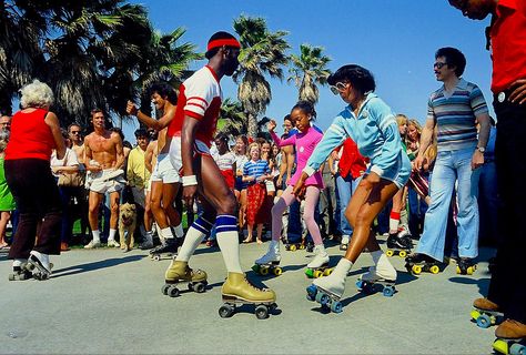 https://flic.kr/p/KiFWkU | Venice Beach, Los Angeles, USA, 1978 | www.instagram.com/lasse_persson_sweden Venice Beach Boardwalk, Skate Photography, Roller Skating Outfits, Roller Skates Vintage, Estilo Cholo, Roller Disco, Retro Surf, Roller Skaters, Hipster Babies