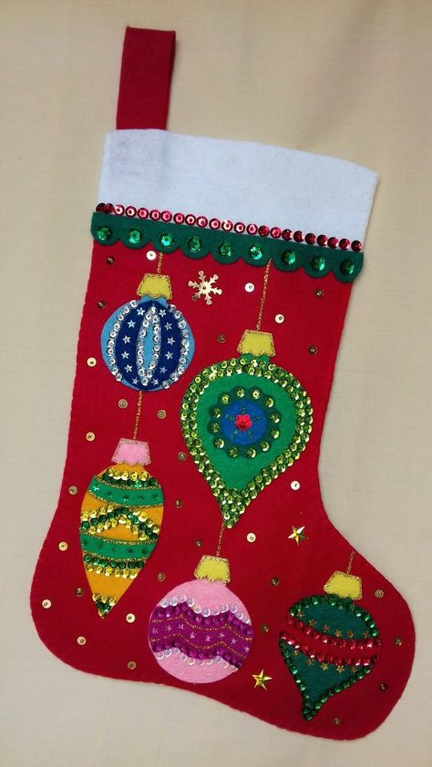 Decorating Stockings Diy, Felt Stockings Christmas Diy, Stocking Decorating Contest, Decorated Stockings, Diy Stockings, Felt Christmas Stockings, Stocking Ideas, Vintage Christmas Stockings, Christmas Stockings Diy