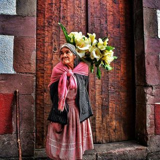 MIRADAS DE MÉXICO | Postal de una bella mujer mexicana que vende alcatraces en Valle de Bravo.  Foto: @figueroartt   #subrayadomx #mujeres #mujer #mexico #valledebravo #alcatraz #flores #mirada Mexican Rebozo, Mexican People, Mexico History, Mexican Heritage, Mexico Culture, Mexican Women, Mexico Art, Mexican Culture, Mexican Style