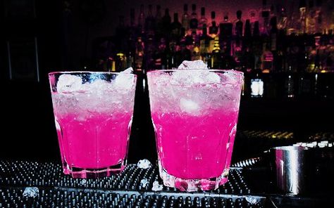 Bright pink Vodka....oooo he'll yes Hot Pink Cocktails, Pink Cocktails, Pretty Drinks, Pink Drinks, Everything Pink, Adult Drinks, Living Life, Pink Love, Mixed Drinks