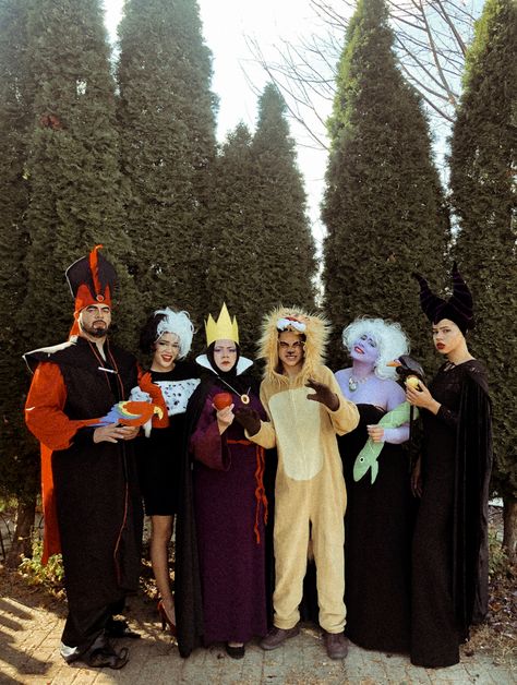 Halloween Costumes Group Of 4 Family, Big Family Group Costumes, Family Villain Costumes, Disney Villians Halloween Costumes, Disney Villain Group Costume, Disney Villans Halloween Costumes, Big Group Costume Ideas Funny, Halloween Costumes Disney Villains, Halloween Disney Villain Costumes