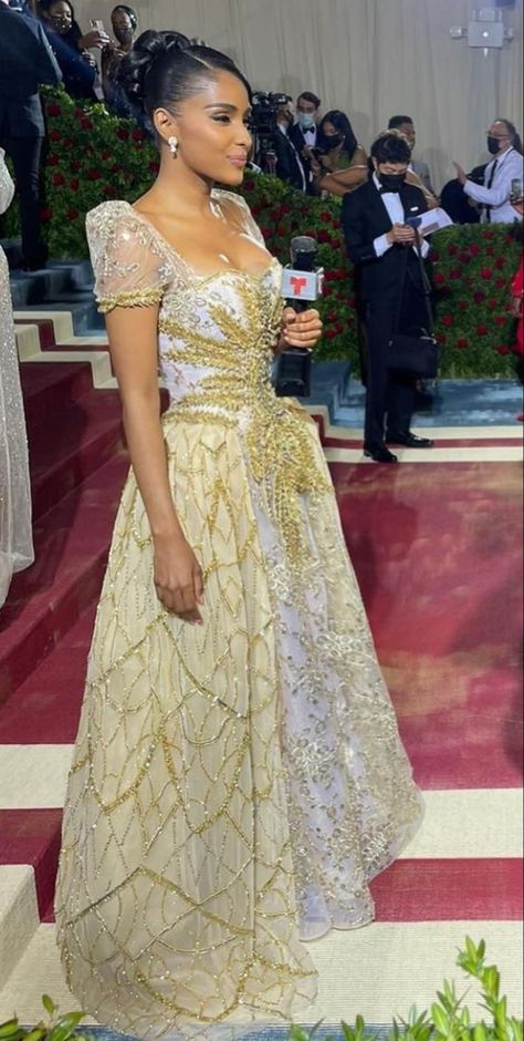 met gala 2022 reporter theme genesis Victorian Era Dresses, Met Gala Outfits, Met Gala Dresses, Effortlessly Chic Outfits, Pretty Prom Dresses, Gala Dresses, Best Dressed, Glam Dresses, Fancy Dresses