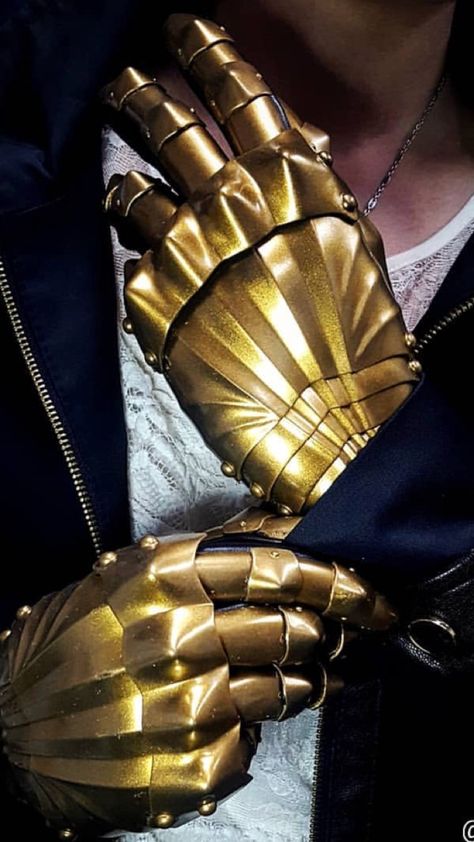 Gold Armor Aesthetic, Gauntlet Reference, Gold Gauntlet, Gauntlet Drawing, Wizard Armor, Sun Armor, Gold Armour, Steampunk Armor, Armadura Cosplay