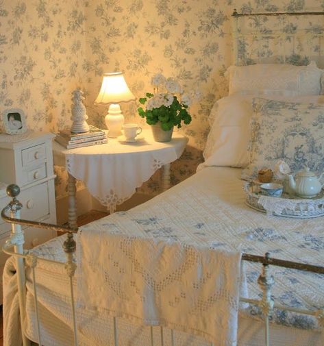 Goodnight Sleep, Styl Shabby Chic, Cottage Bedroom, Shabby Chic Bedroom, Shabby Chic Bedrooms, Dreamy Bedrooms, Style Deco, Sleep Well, Blue Rooms