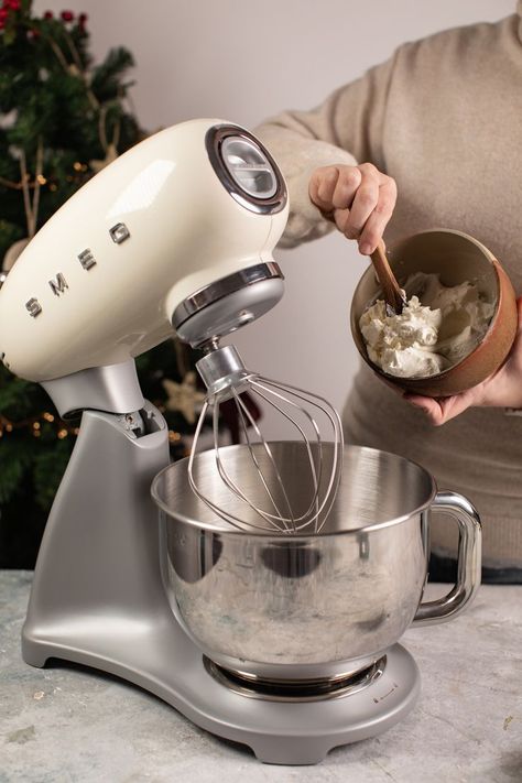 Mixer Aesthetic, Smeg Stand Mixer, Beachy Apartment, Smeg Kitchen, Candy Cocktails, Rustic Bathroom Designs, Best Air Fryers, Cream Aesthetic, Beer Opener