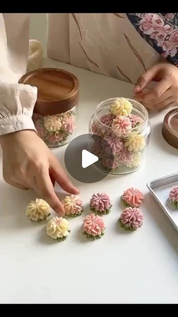 Unique Dessert Ideas, Flower Biscuits, Flowers Cookies, Flower Piping, Green Instagram, Homestead Kitchen, Biscotti Recipe, Edible Cookies, Instagram Flowers