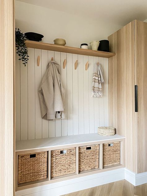 Hallway Seating, Oak Floating Shelves, Mudroom Decor, Casa Vintage, Room Shelves, Boot Room, Estantes Flotantes, Home Entrance Decor, Shelving Units