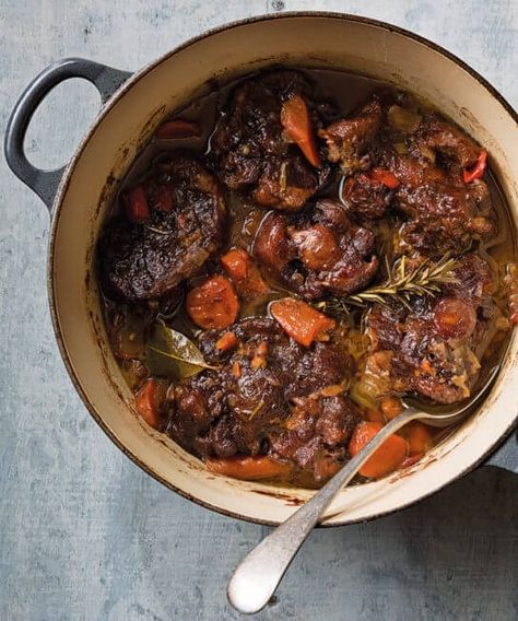 Braised Oxtails | Accompany this rich one-pot dish of braised oxtails with mashed potatoes and a green salad. Oxtail Recipes Crockpot, Oxtail Recipes Easy, Oxtails Recipe, Creuset Recipes, Oxtail Recipe, Braised Oxtail, Meat Entrees, Oxtail Stew, Taquitos Recipe