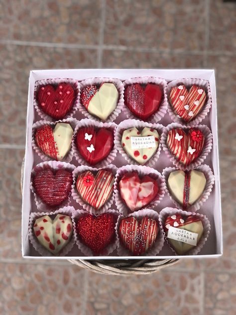 Chocolate Box Valentines, Cakesicles Valentines Day, Fancy Cake Pops, Cakesicles Ideas, Valentine Chocolate Covered Strawberries, Chocolate San Valentin, Heart Desserts, Valentines Baking, Cake Pop Decorating