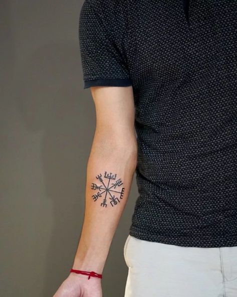 Cool Compass Tattoos, Compass Tattoos Arm, Arrow Compass Tattoo, Compass Tattoo Meaning, Viking Compass Tattoo, Viking Tattoos For Men, Viking Rune Tattoo, Compass Tattoo Men, Compass Tattoos