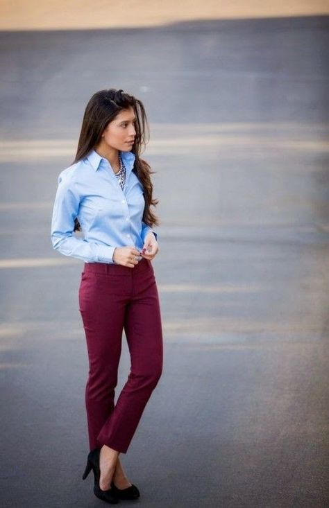 Women's fashion burgundy pants and blue shirt Outfit Pantalon Vino, Doodle 101, Mode Tips, Stylish Fall Outfits, Color Pants, Blazer Outfit, Summer Work, Classy Work Outfits, Fall Outfits For Work