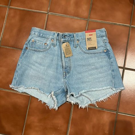 Levi’s 501 Lightwash Denim Short. High Waisted Fit. 501 Levis Women Outfits, Short Levis, Short Orange Dress, Shorts Levis, Long Jean Shorts, Levi 501 Shorts, Patched Denim Jeans, Levis Shorts, Vintage Levi Shorts