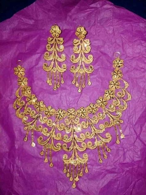 Wedding Jewellery Designs, Unique Gold Jewelry Designs, Bridal Jewellery Inspiration, Bridal Necklace Designs, Gold Jewels Design, Gold Jewelry Outfits, Wedding Party Wear, Earrings Sets, Bridal Jewelry Vintage