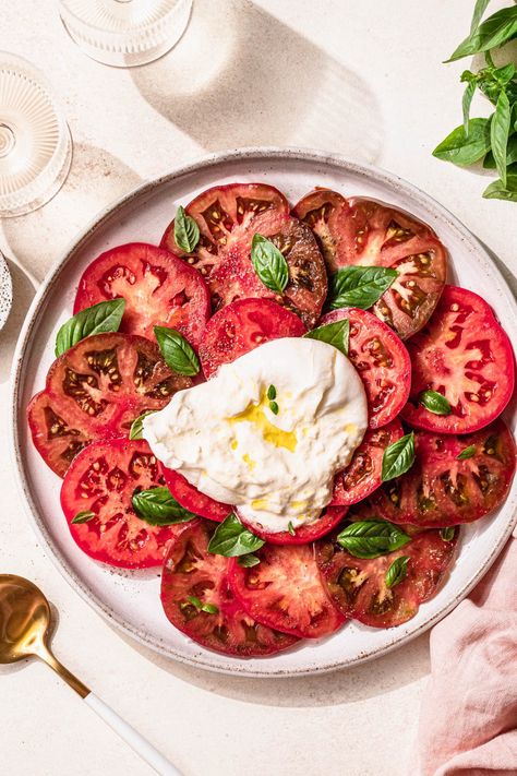 Heirloom Tomatoes Burrata, Salad Ideas Decoration, Burrata Tomato Salad, Heirloom Tomatoes Recipes, Italian Style Dinner, Italian Salads, Burrata Caprese Salad, Tomato Burrata Salad, Prawn Platter