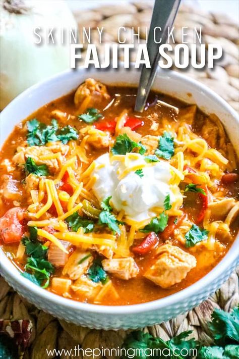 Healthy Chicken Fajita Soup topped with sour cream, cilantro and cheese Fajita Steak, Warming Soups, The Pinning Mama, Fajita Soup, Chicken Fajita Soup, Delicious Soups, Chicken Fajita Recipe, Chicken Fajita, Fajita Recipe