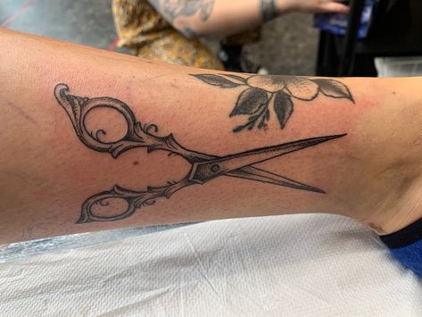 American Traditional Scissors, Hair Stylist Tattoo Designs, Vintage Scissors Tattoo, Scissor Tattoo Hairdresser, Hairdresser Tattoos Scissors, Hair Scissor Tattoos, Scissor Tattoo, Vintage Scissors Tattoo Hairdresser, Shears Tattoo