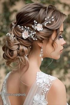 Modern Bridal Hairstyles, New Bridal Hairstyle, Bridgerton Wedding, Winter Wedding Hair, Classic Wedding Hair, Wedding Hairstyles Bride, Fairy Tale Wedding Dress, Wedding Hair Inspiration, Bridal Updo