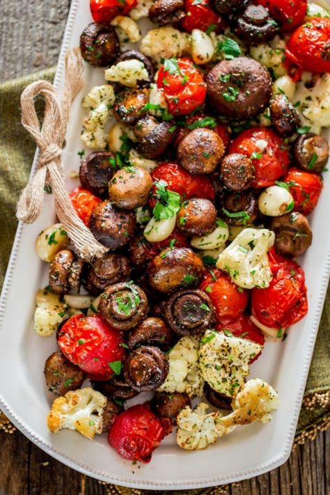 Italian Roasted Mushrooms and Veggies: This veggie side is full of flavor and texture! Find more easy and delicious non-traditional and traditional Christmas dinner menu ideas and recipes including appetizers, entrees, desserts, drinks and main courses here. Quick Chili, Chicken Italian, Italian Roast, Recipes Italian, Delicious Veggies, Resep Diet, Italian Christmas, Roasted Mushrooms, Italian Dinner