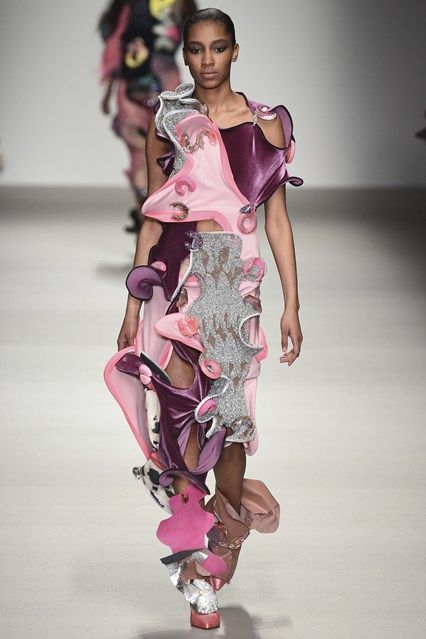 Central Saint Martins MA London Fashion Week AW '15'16 Avangard Fashion, Matty Bovan, Sculptural Fashion, Graduation Style, 3d Studio, Central Saint Martins, Textiles Fashion, Mode Inspo, Moda Vintage