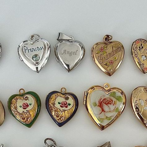 𝓰𝓮𝓶𝓲𝓷𝓲 𝓳𝓮𝔀𝓮𝓵𝓼 on Instagram: "VINTAGE DROP 8 ༺♡༻ old vintage lockets dropping valentine’s day 2/14 @ 12pm pst ❣️all personally sourced by me and only one of each — once sold, gone." Gemini Jewels, Vintage Locket, Vintage Lockets, Gadgets And Gizmos, Old Vintage, Locket, Pretty Outfits, On Instagram, Instagram