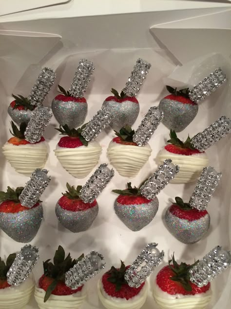 Chocolate covered strawberries with Ciroc shooters Infused Liquors, Chocolate Covered Strawberries Bouquet, Blackberry Syrup, Chocolate Covered Fruit, Dipped Strawberries, Chocolate Covered Treats, Edible Arrangements, Chocolate Dipped Strawberries, Strawberry Dip