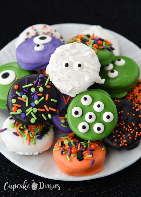 Samhain Recipes, Halloween Dip, Biscuits Halloween, Halloween Oreos, Cupcake Diaries, Fun Halloween Treats, Monster Cupcakes, Dipped Oreos, Halloween Treats Easy