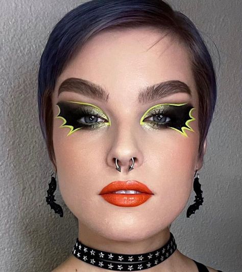 https://www.instagram.com/p/CUX3QnHN82N/ Good Halloween Makeup, Spooky Halloween Makeup, Bat Makeup, Edgy Makeup Looks, Wing Graphic, Look Halloween, Halloween Makeup Ideas, Graphic Liner, Edgy Makeup